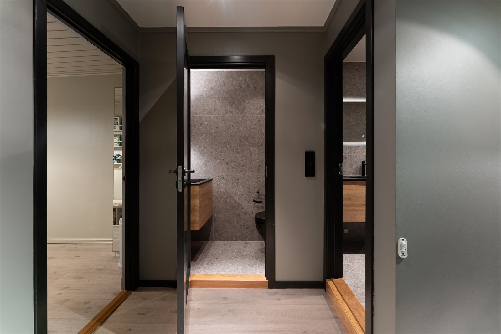 Vegg i vegg med badet ligger separat toalettrom. Galleribilde