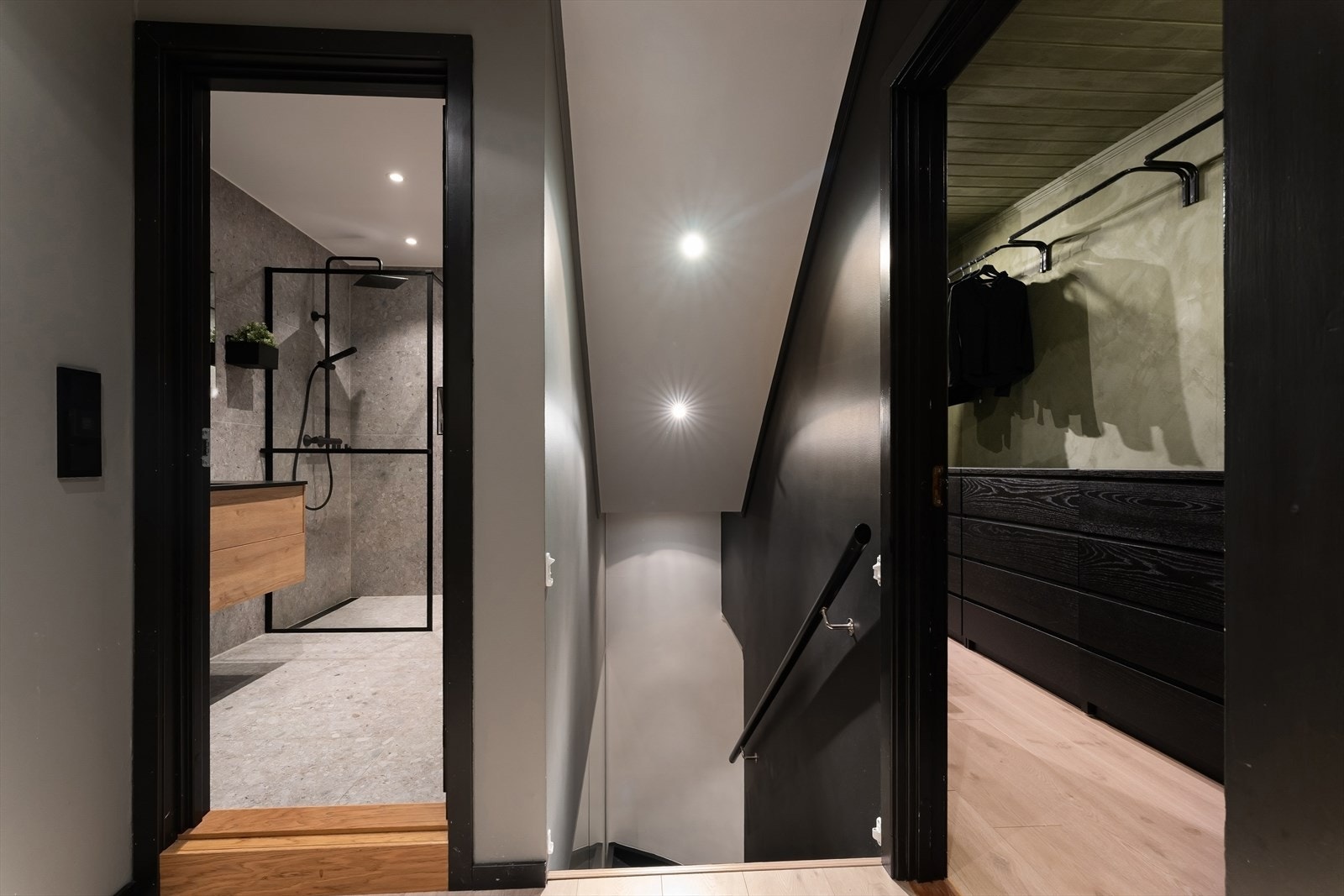 2. etasje i boligen har familietilpasset løsning med bad + wc, og 3 soverom. Galleribilde