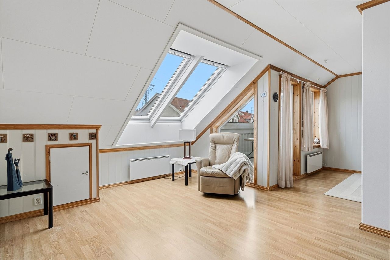 Takvinduer som gir godt med naturlig lys inn i leiligheten. Galleribilde