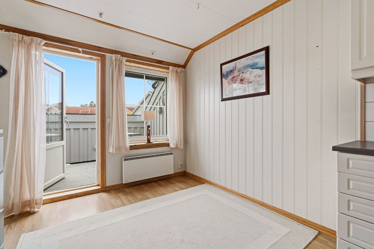 Her er det plass til spisestue. Direkte utgang til solrik balkong! Galleribilde