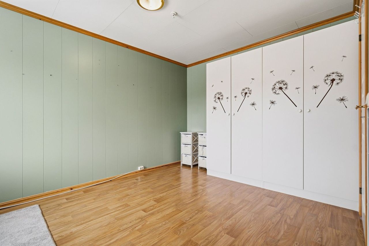 Romslig soverom med garderobeskap Galleribilde