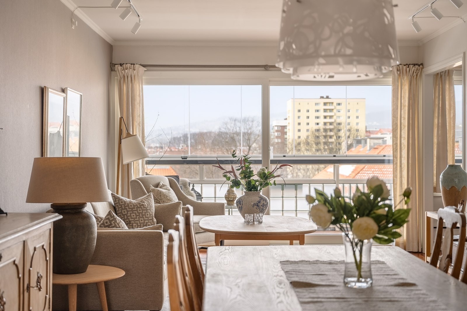 Telenor er leverandør av TV-signaler og bredbåndtjeneste til borettslaget. Kostnaden for disse tjenestene er inkludert i felleskostnadene. Galleribilde