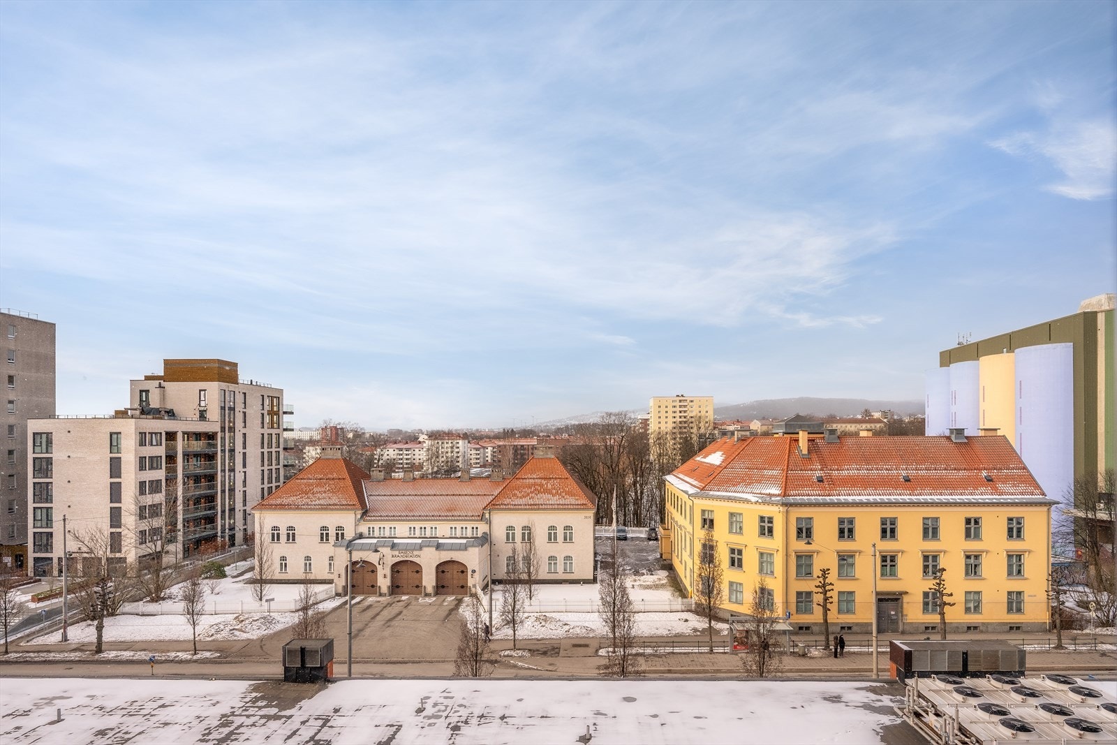 Den store innglassede balkongen fungerer som et ekstra uterom som kan nytes store deler av året, med utsikt ut over Oslo by. Galleribilde