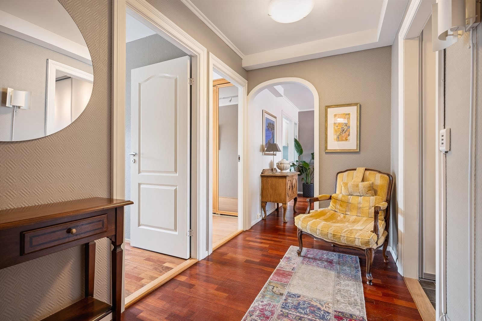 Velkommen inn! Entréen gir et ryddig og fint førsteinntrykk. Galleribilde