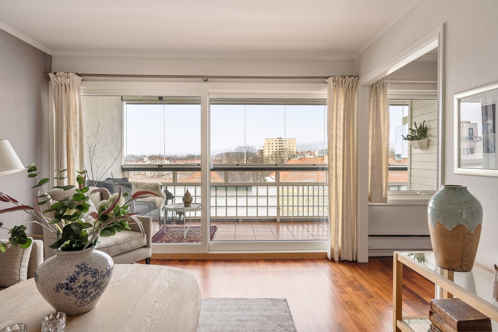 Stor og moderne skyvedør fra 2019 gir flott naturlig lysinnslipp til stuen Galleribilde