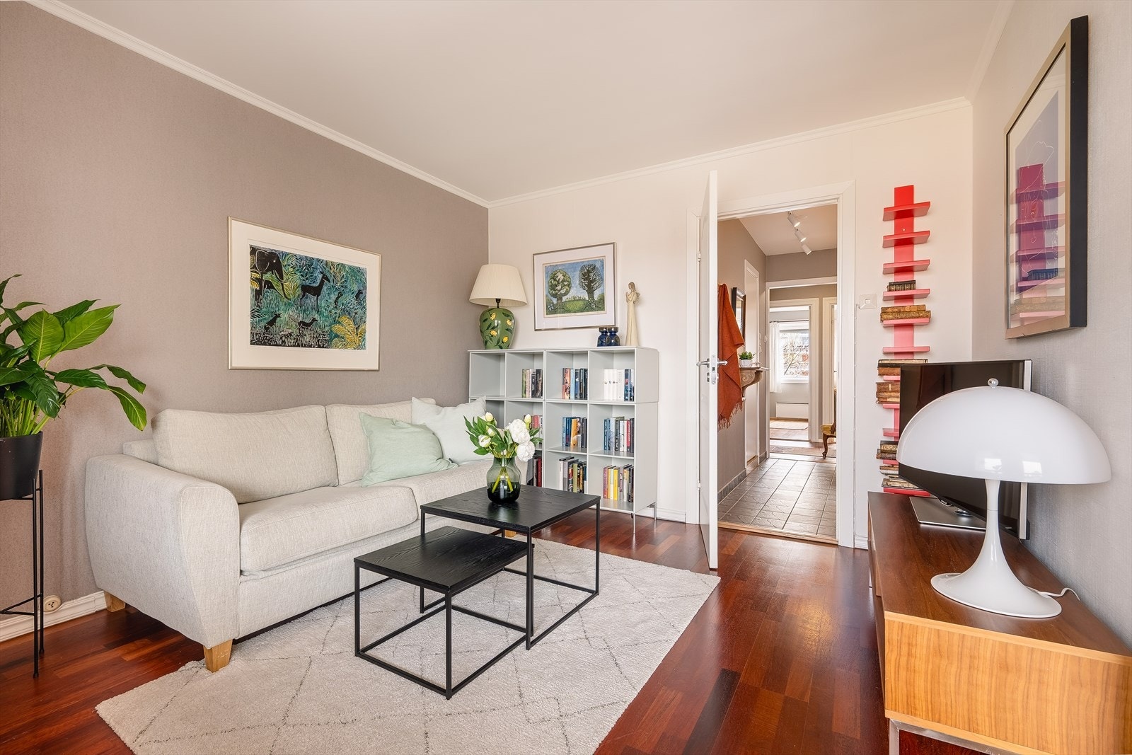 Flere i borettslaget har også valgt å flytte kjøkkenet inn i denne delen, så mulighetene for tilpasning er mange og fleksible. Galleribilde