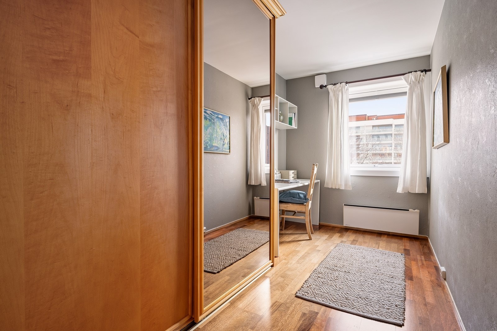 Leiligheten har to romslige soverom med god plass til seng og garderobeløsninger. Galleribilde