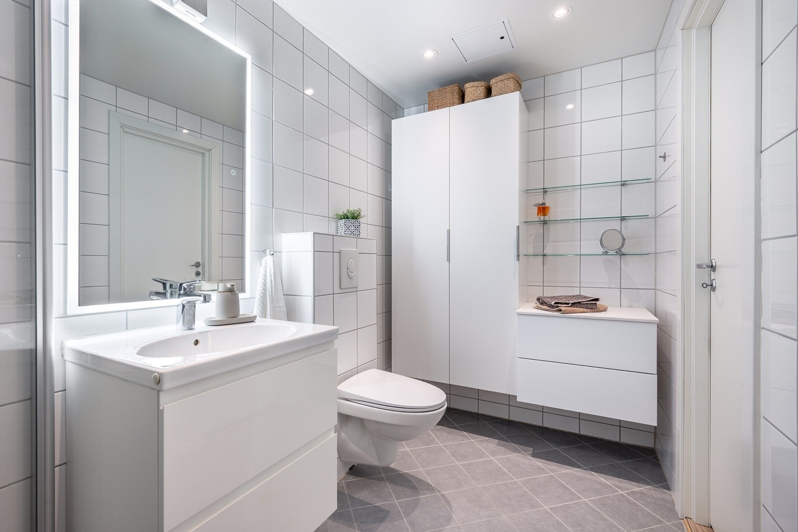 Baderommet ble renovert i 2016 og er helfliset, romslig og stilrent. Galleribilde