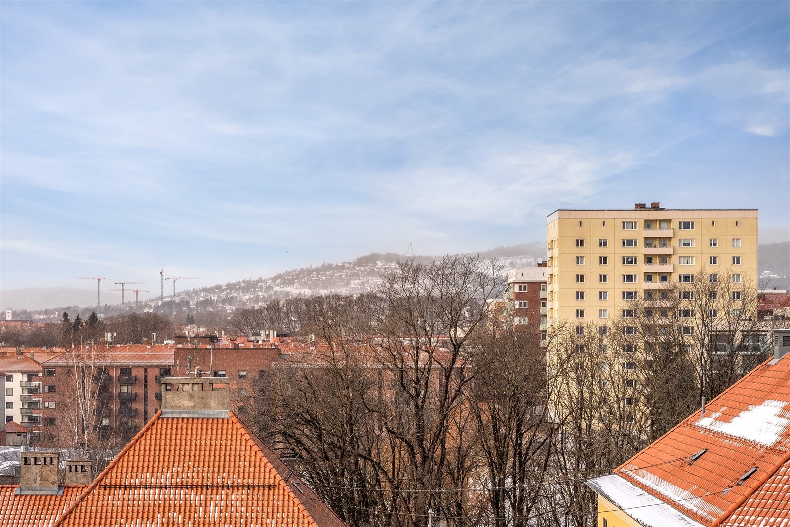 Beliggenheten i 6. etasje gir utsikt som når helt til Holmenkollen når været er på sitt beste! Galleribilde