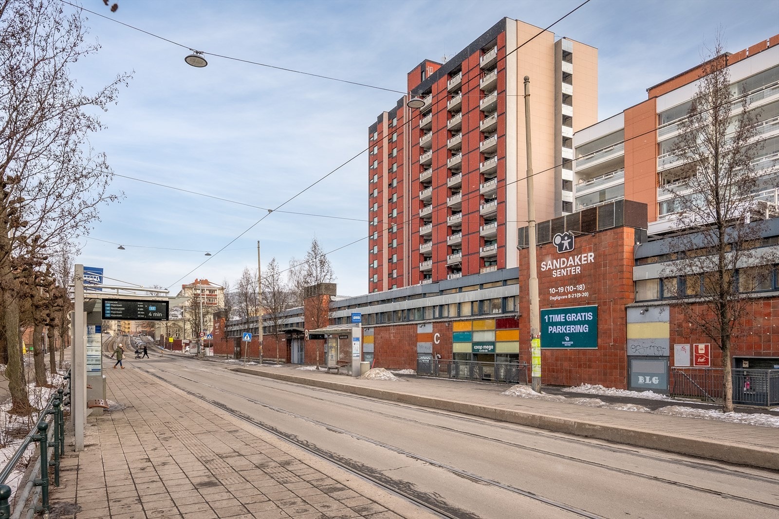 Sandaker Senter med Coop Mega, apotek og diverse butikker ligger kun et minutters gange unna. Galleribilde