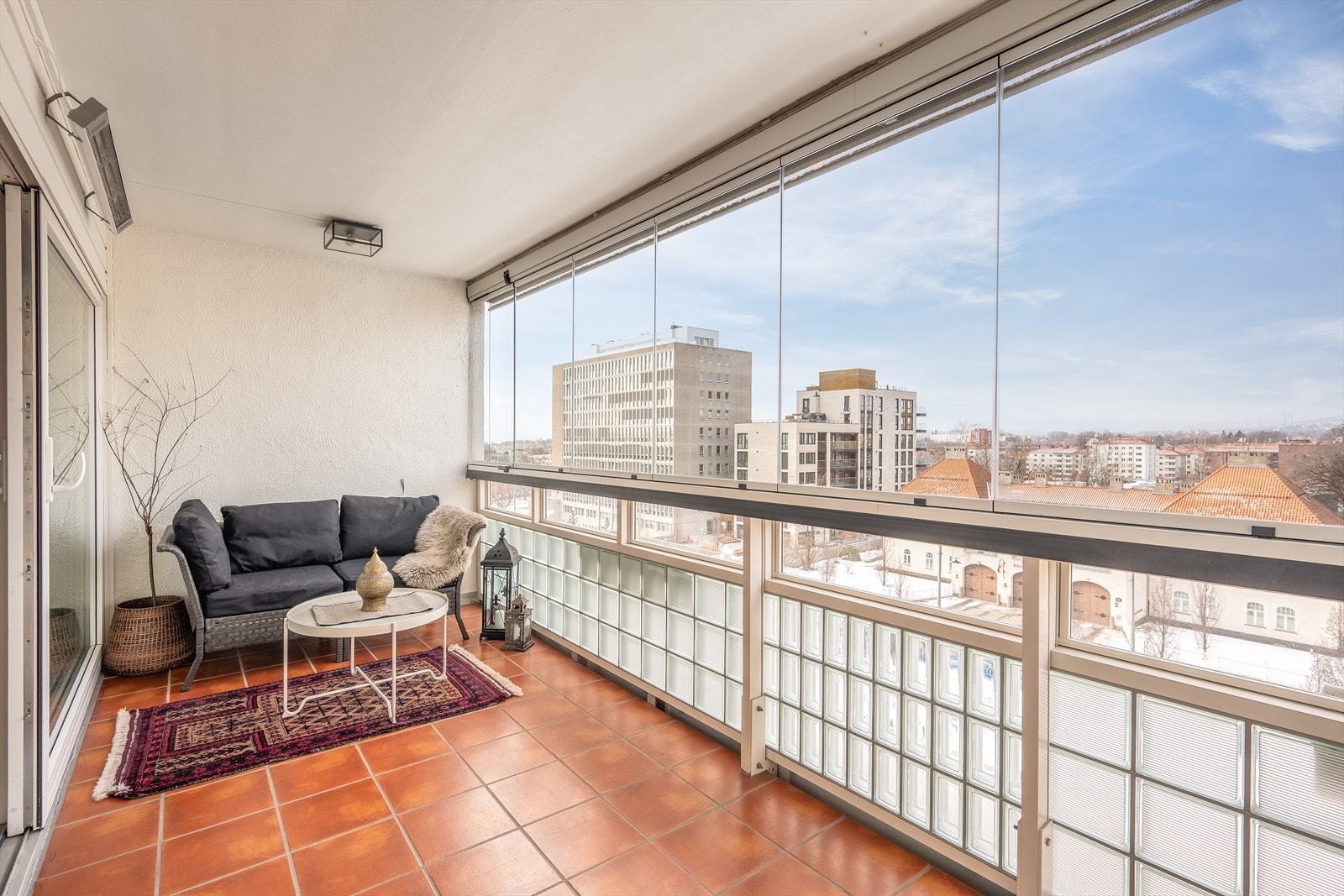 Den vestvendte, innglassede balkongen på 12 m² har god plass til sittegruppe og gir utsikt over Oslo. Galleribilde