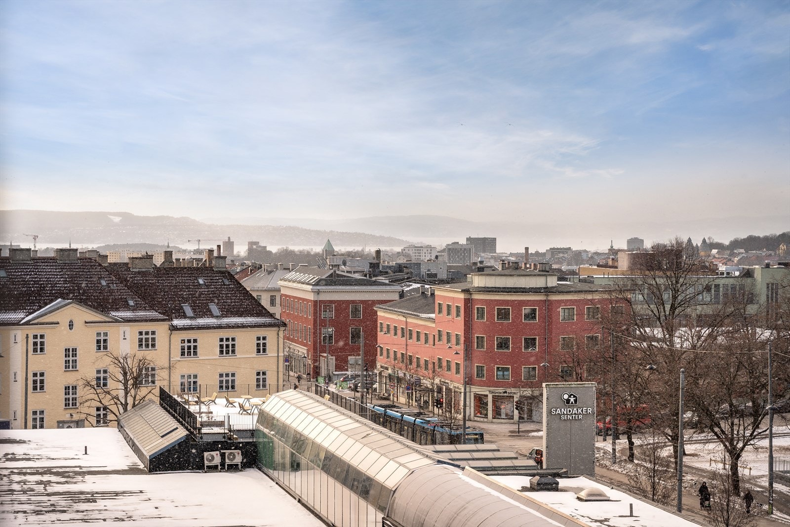 Fra leiligheten er det en åpen og vidstrakt utsikt ut mot området og byen. Galleribilde