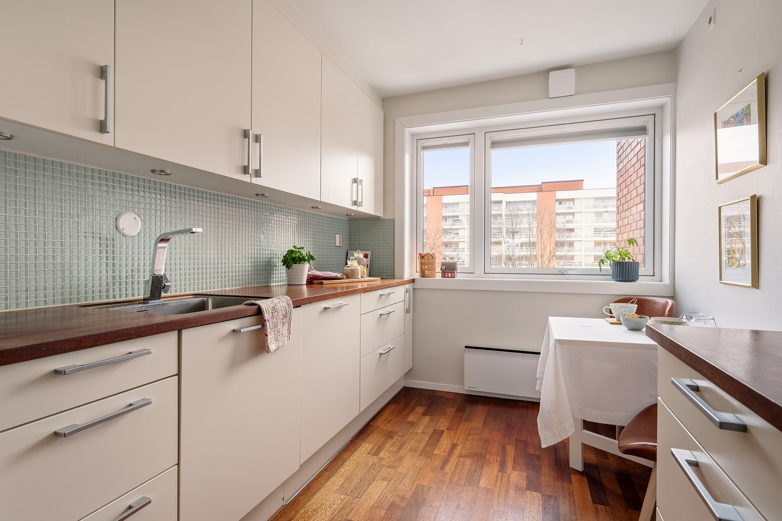 Separat kjøkken med god skap og benkeplass. Galleribilde