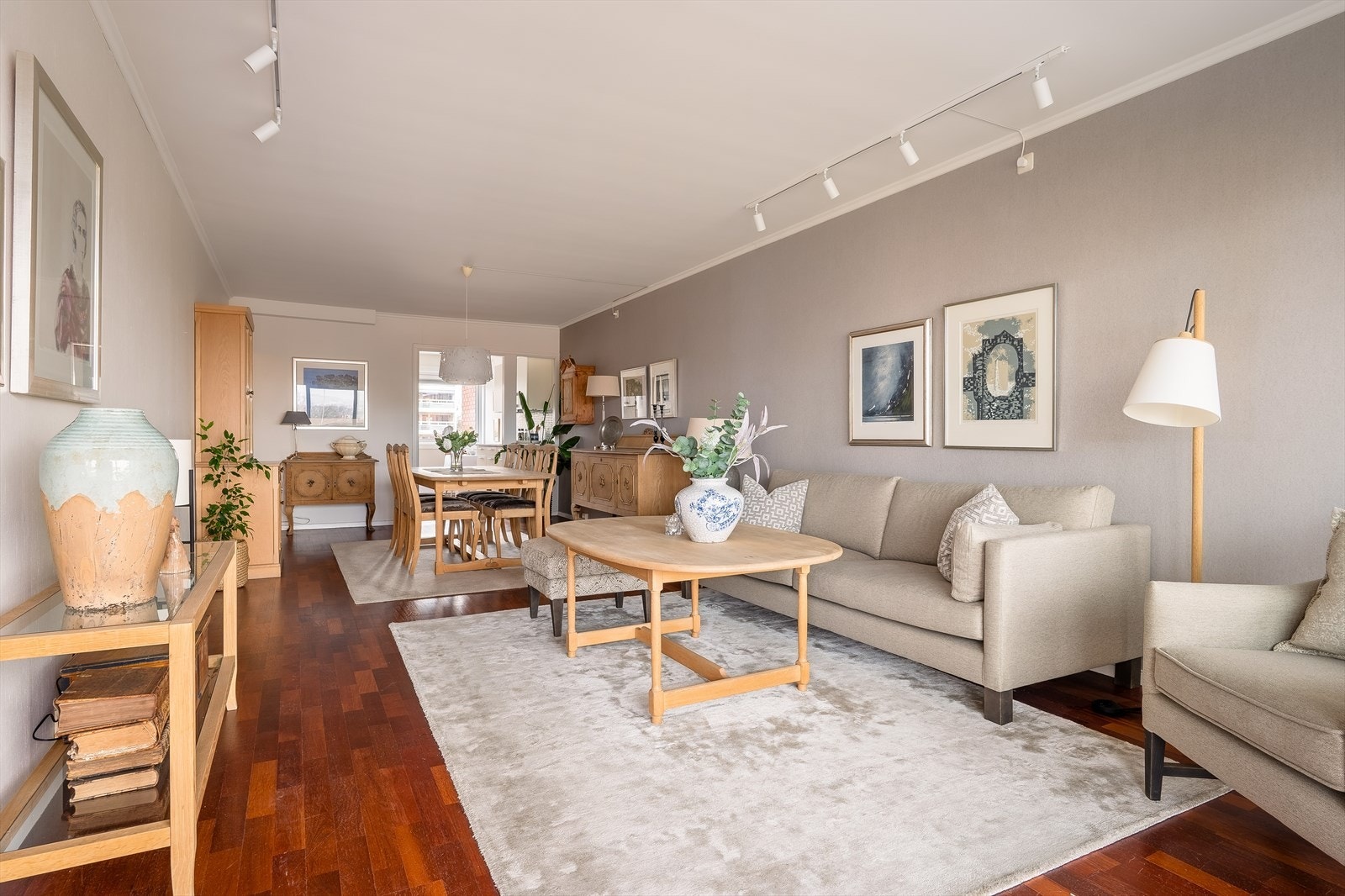 Denne lyse og romslige leiligheten ligger i byggets 6. etasje i et attraktivt og hyggelig borettslag på Torshov/Sandaker. Galleribilde