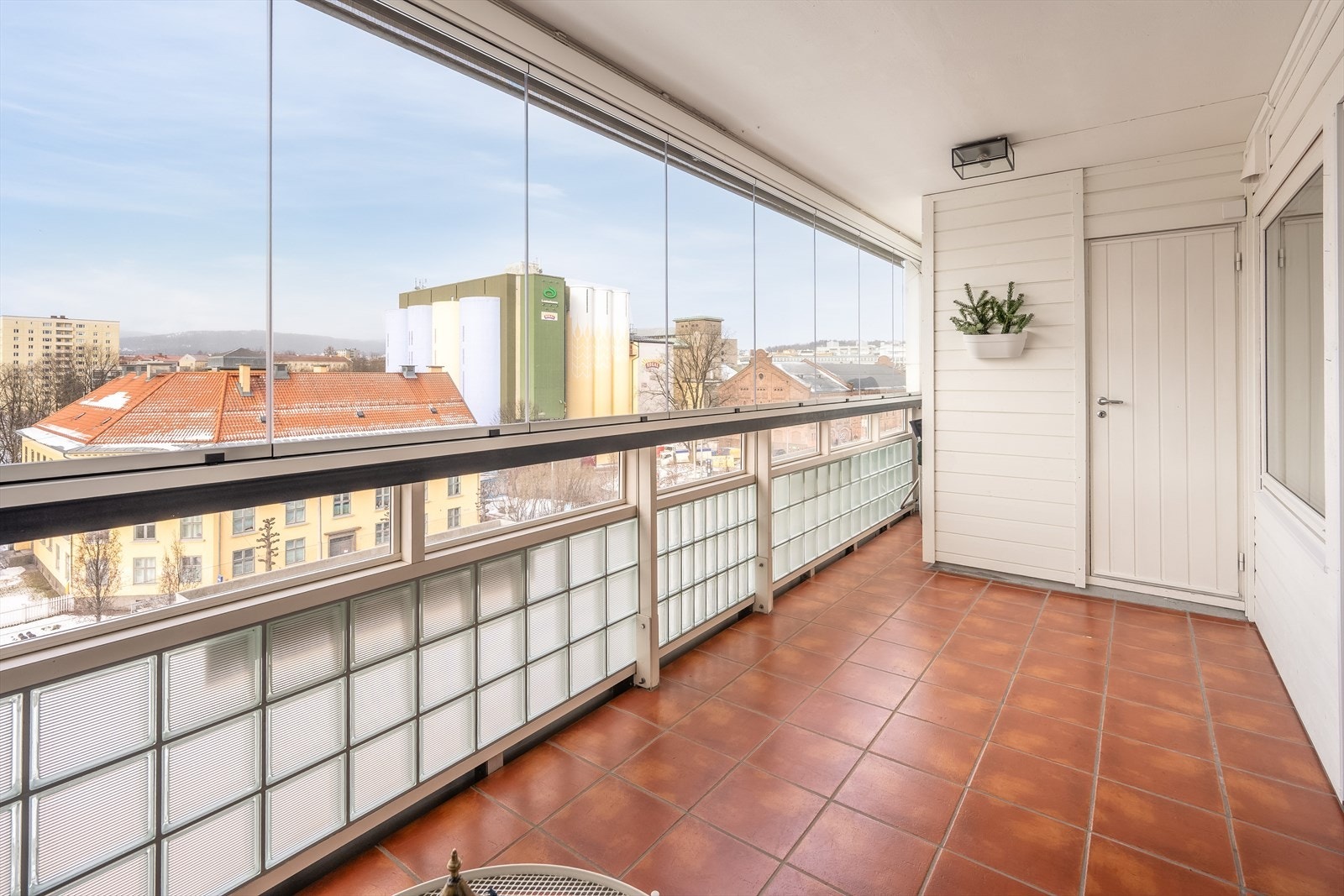 På balkongen er det en praktisk bod på ca. 2 m² for ekstra oppbevaring. Galleribilde