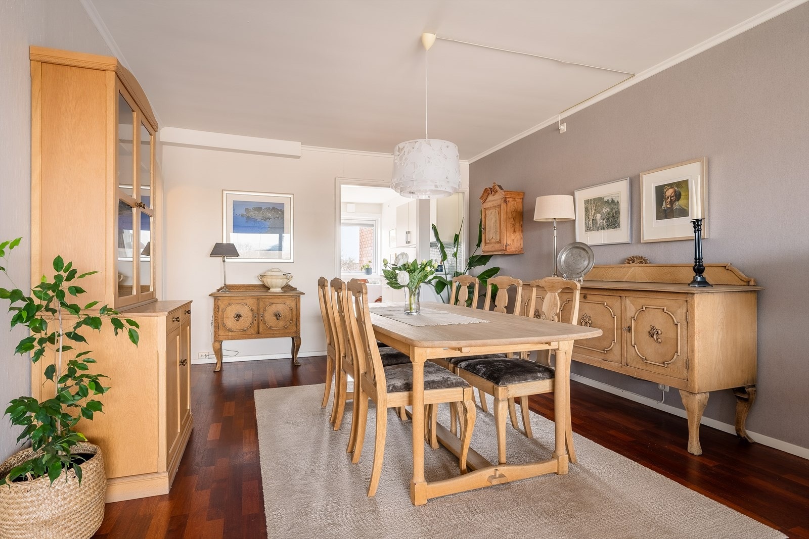 Gjennomgående planløsning gir fleksible muligheter, og leiligheten kan enkelt tilpasses til både 4 og 5-roms. Galleribilde