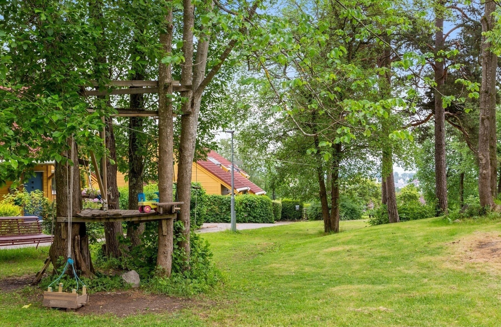 Bilfritt og stille med store grøntområder og flotte lekeplasser. Galleribilde