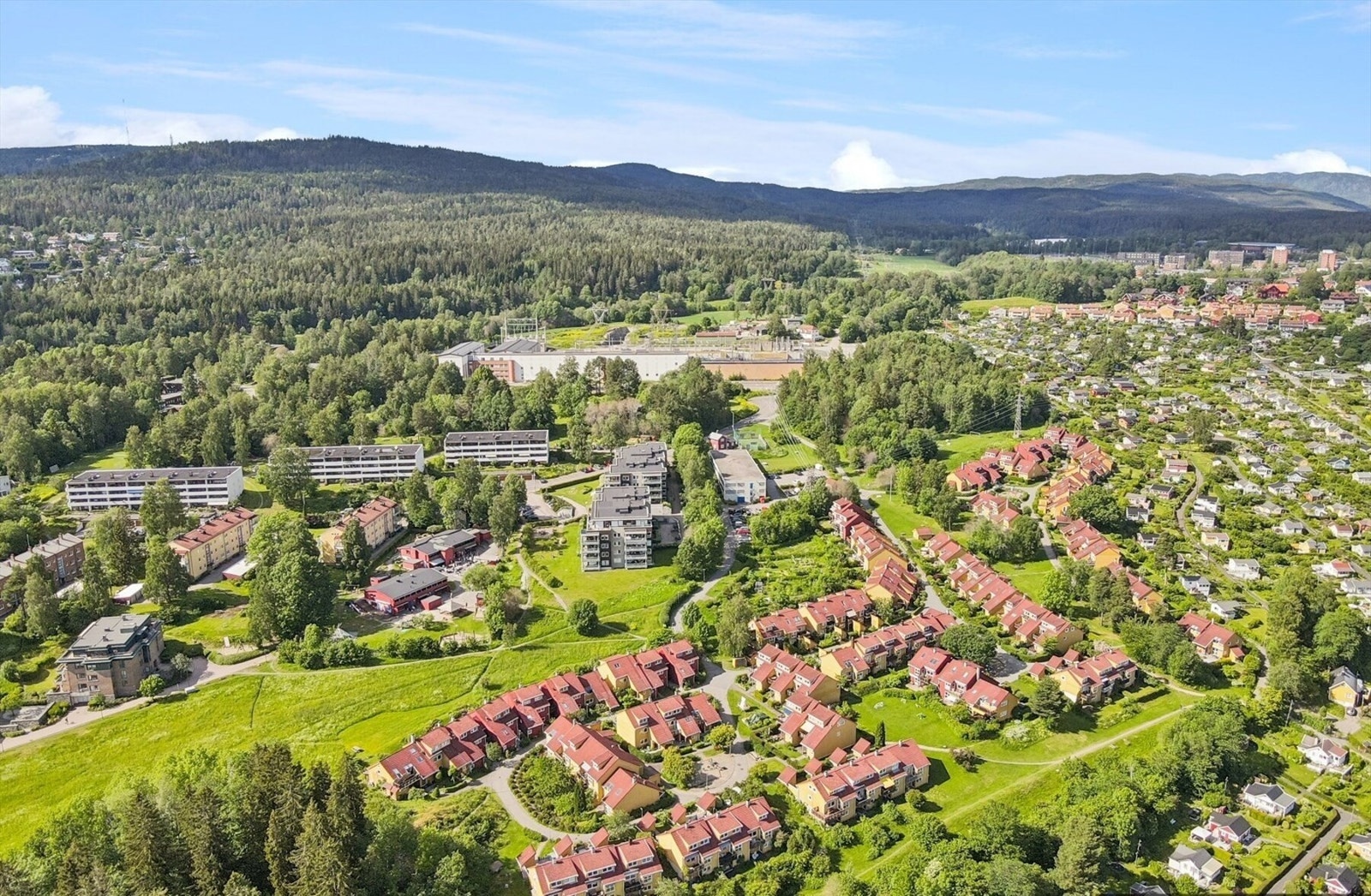 Fra eiendommen er det trygg, bilfri skolevei til Kringsjå barneskole og Nordberg ungdomsskole. Det finnes flere videregående skoler i nærliggende områder, samt et godt utvalg av både private og kommunale barnehager i umiddelbar nærhet. Galleribilde