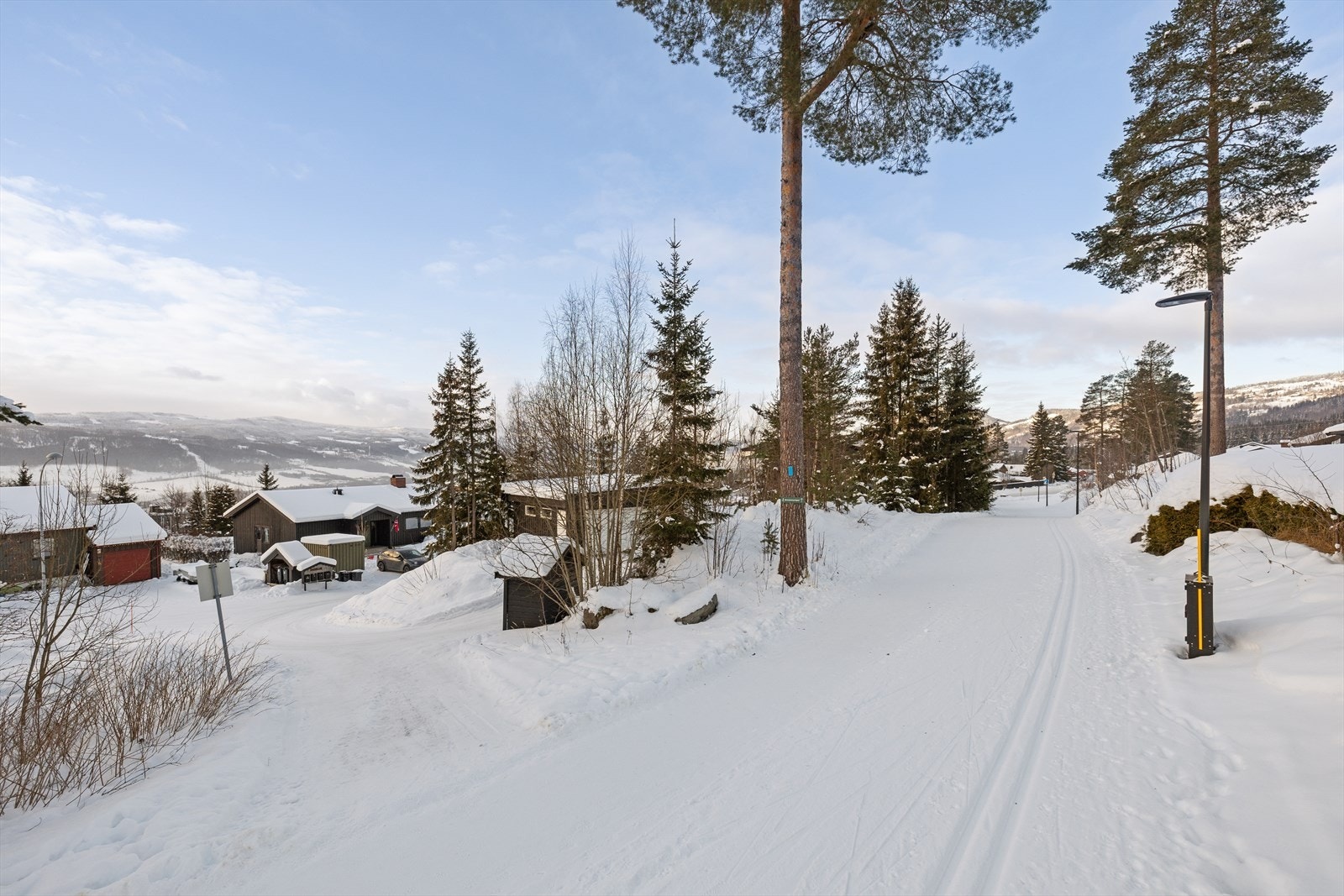 Eiendommen ligger innerst i blindvei og er nærmeste nabo med skiløypa. Galleribilde