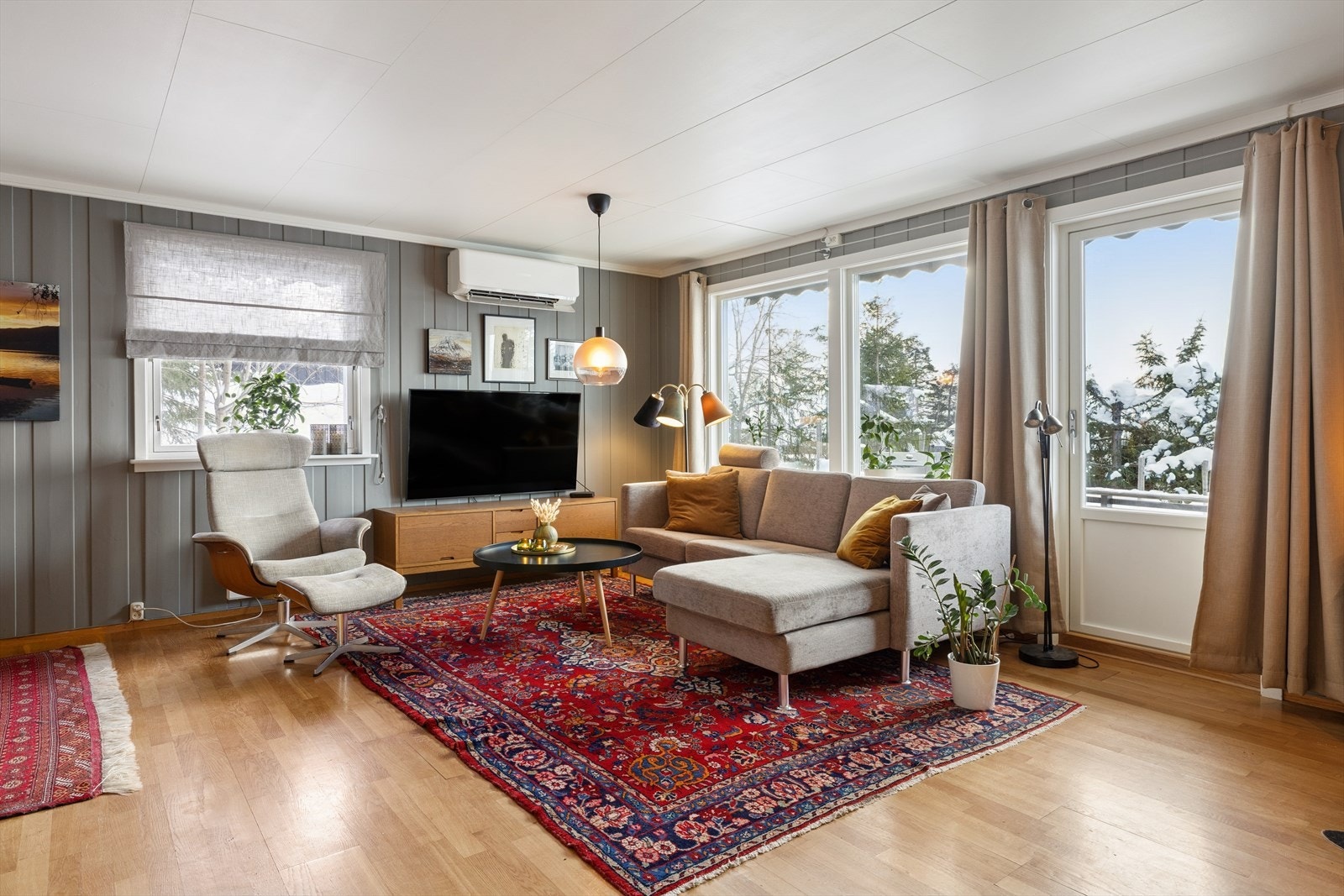 Hovedstuen har varmepumpe som sikrer behagelig inneklima året rundt. Galleribilde