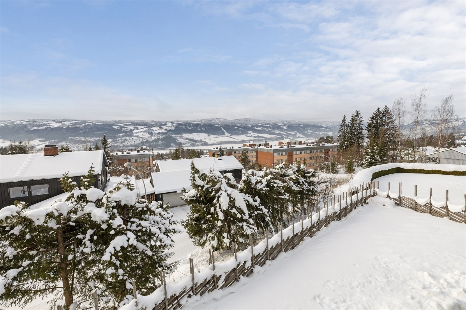 Fin utsikt fra eiendommen. Eiendommen er delvis inngjerdet med skigard fra ca 2015. Galleribilde