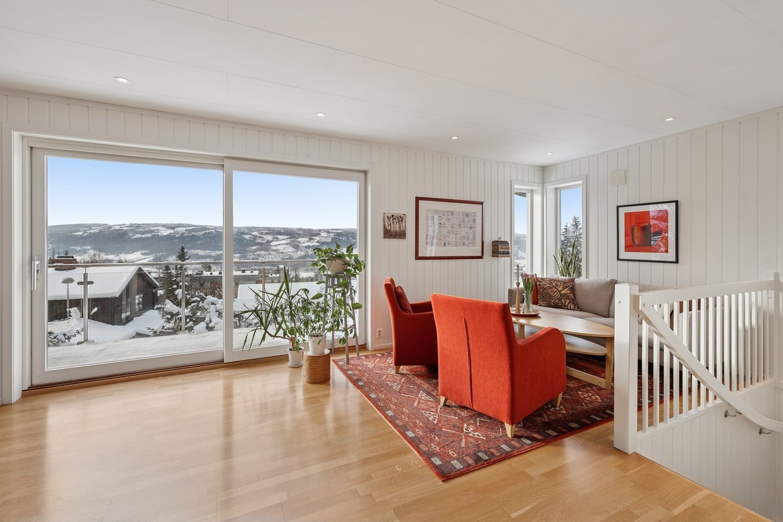 Fra stuen i 2. etasje er det utgang til en romslig veranda på 28 kvm med flott utsikt. Galleribilde