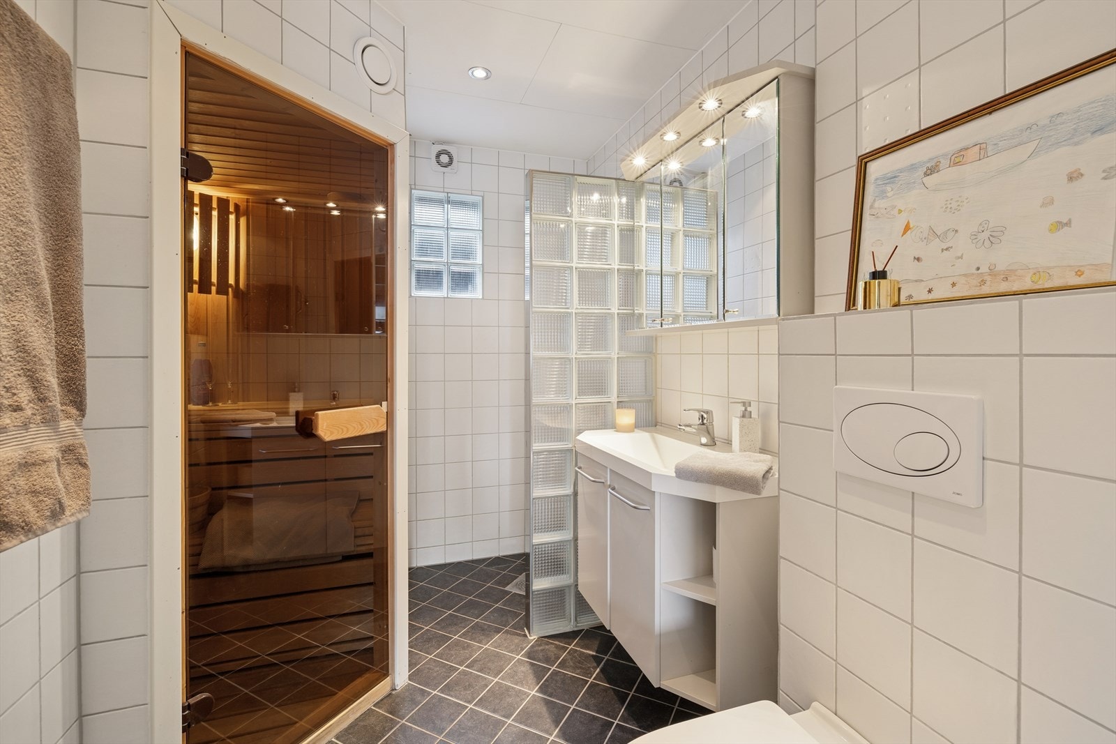 Flislagt baderom i 1. etasje med elektriske varmekabler i gulvet. Galleribilde