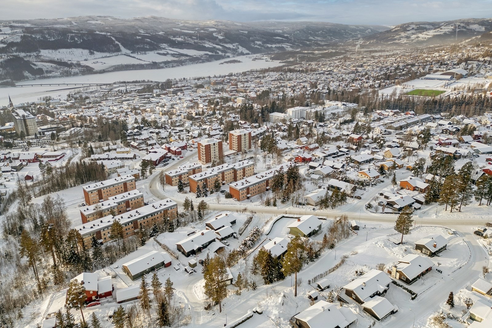 Fra eiendommen er det gangavstand til Hammartun barne- og ungdomsskole, NTG/NTGU, og Stampesletta med fotballbane, ishaller, treningssenter m.m. Galleribilde