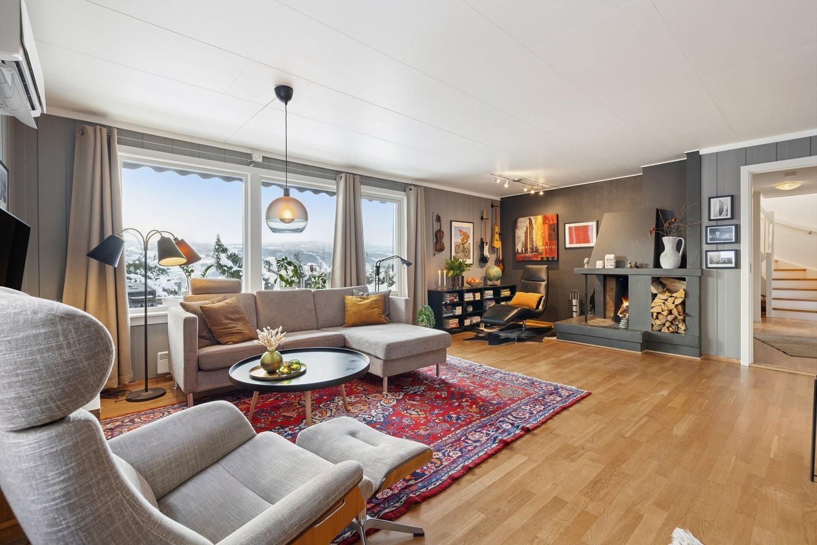 Fra hovedstuen er det utgang til en solrik terrasse på 33 kvm. Galleribilde