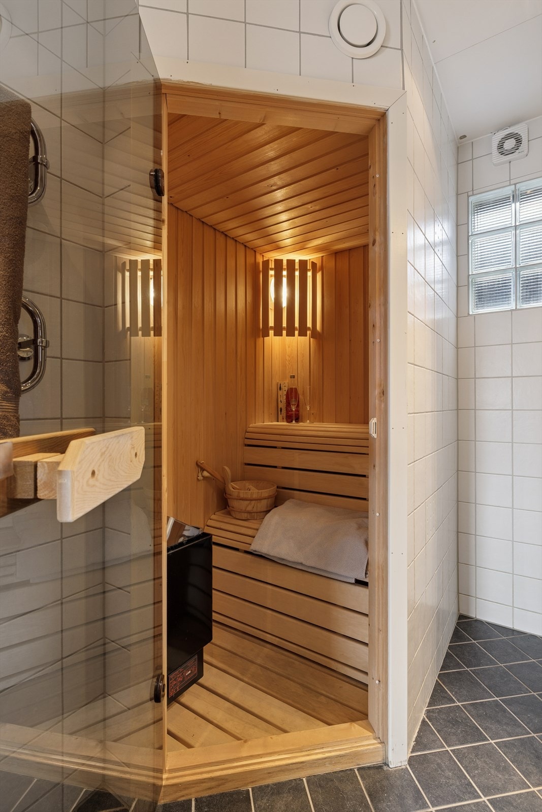 I tilknytning til badet ligger en deilig badstue med badstubenker og badstuovn. Galleribilde