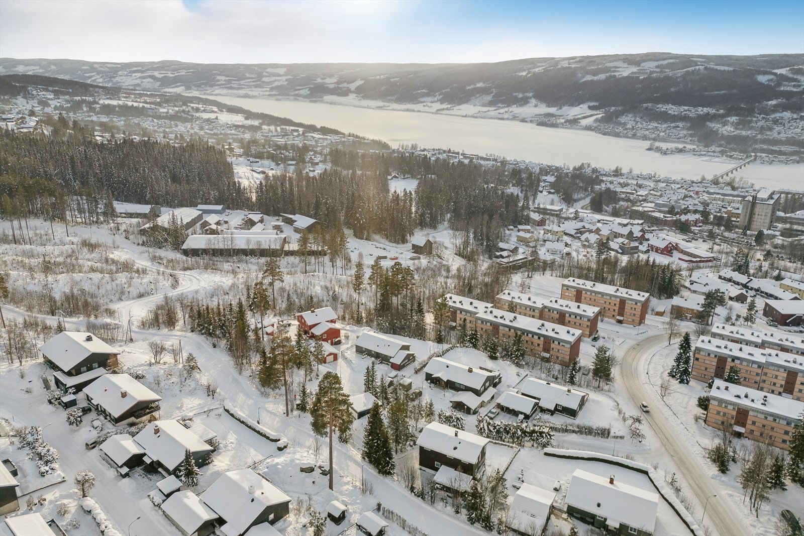 Det er umiddelbar nærhet til marka, med lysløype og gode treningsmuligheter. Galleribilde