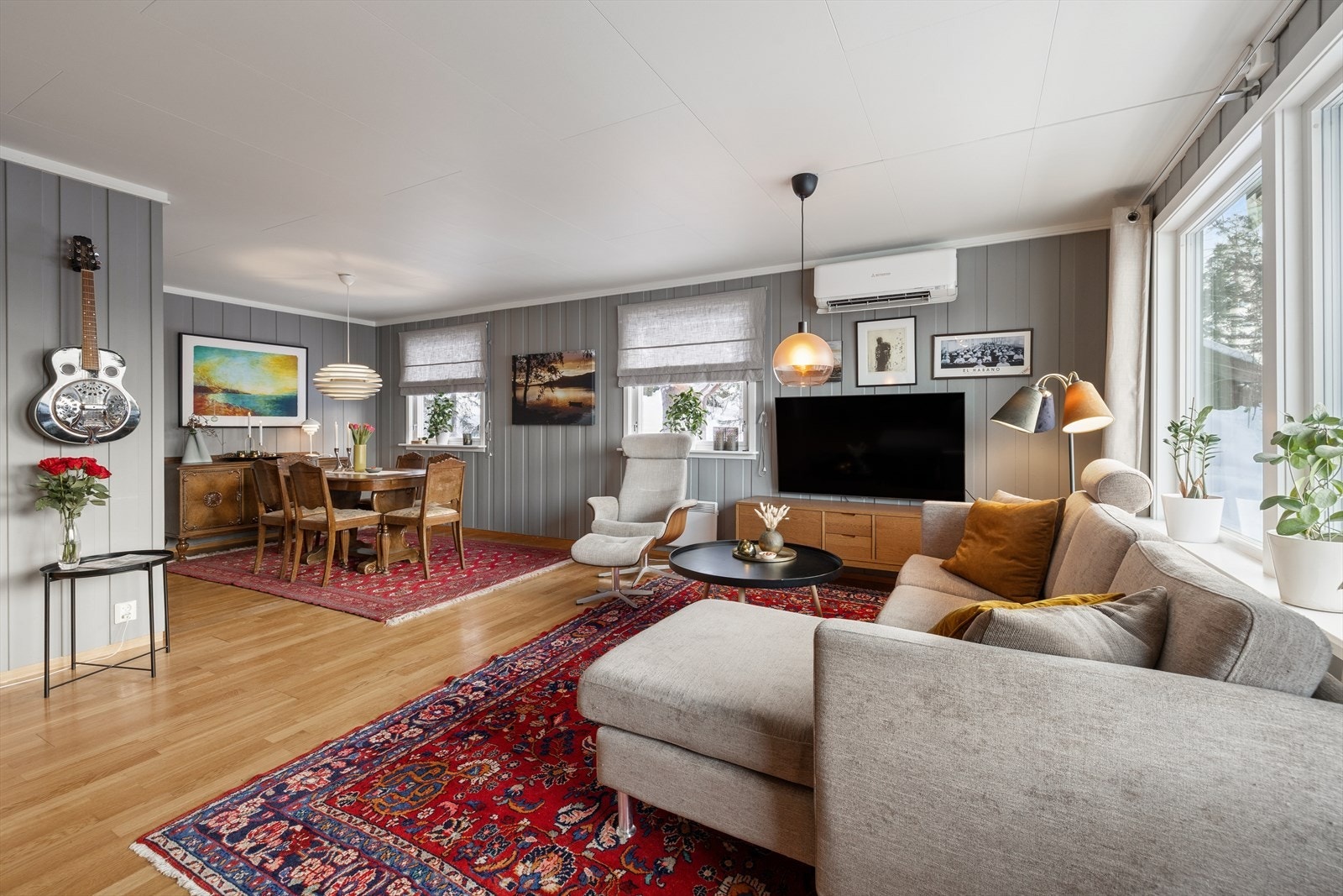 Den innholdsrike planløsningen gir boligen gode og sosiale oppholdsrom med fine møbleringsmuligheter. Galleribilde