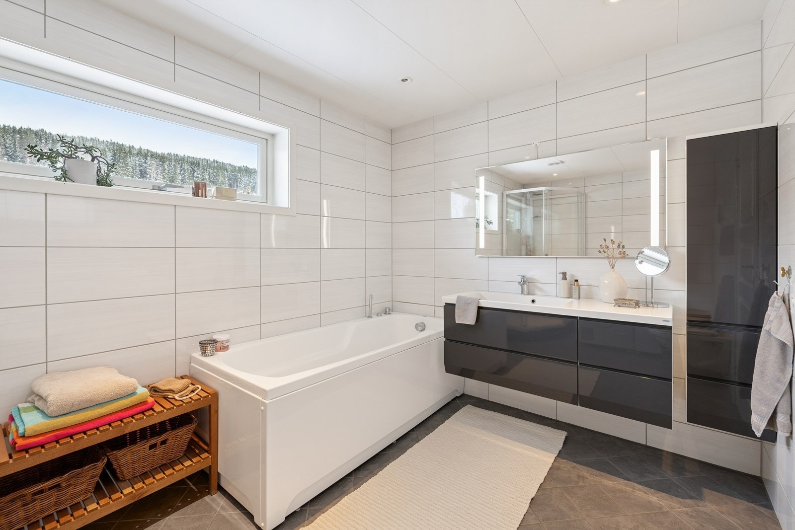 Badet i andre etasje er fra 2013 og har flislagte vegger og gulv, samt himlingsplater i taket. Gulvet er utstyrt med elektriske varmekabler. Galleribilde