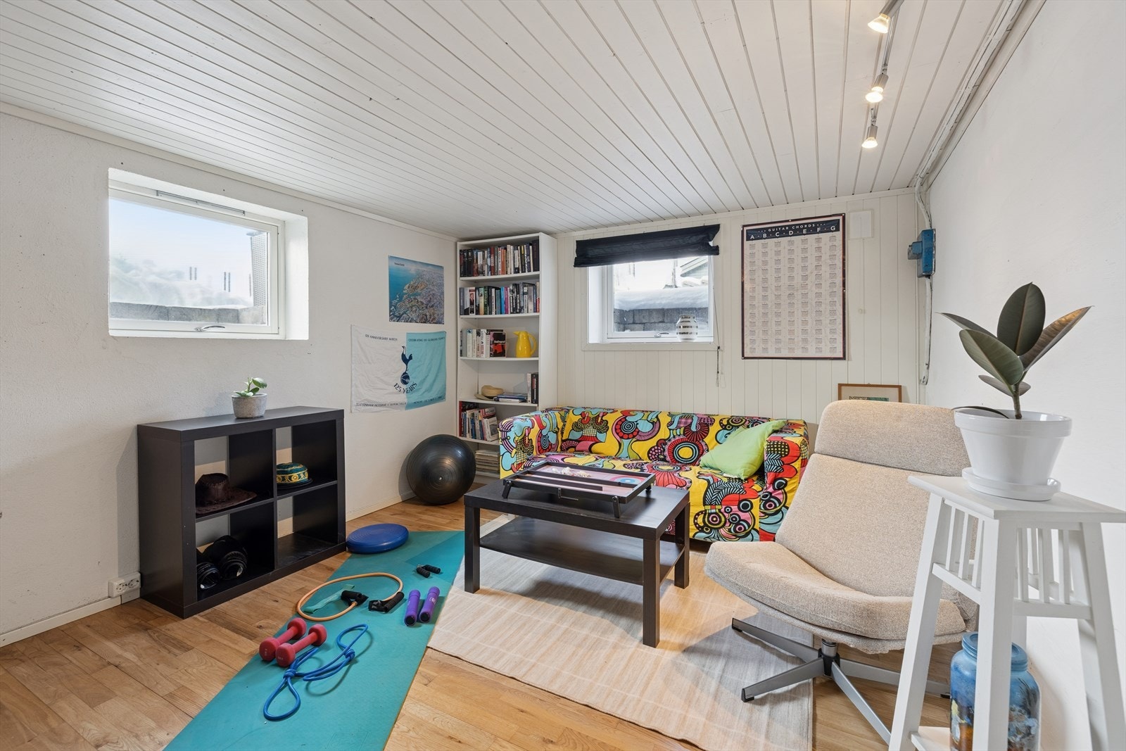 I kjelleren er det i dag innredet en kjellerstue som ikke er godkjent for varig opphold. Se punkt om ferdigattest for mer informasjon. Galleribilde