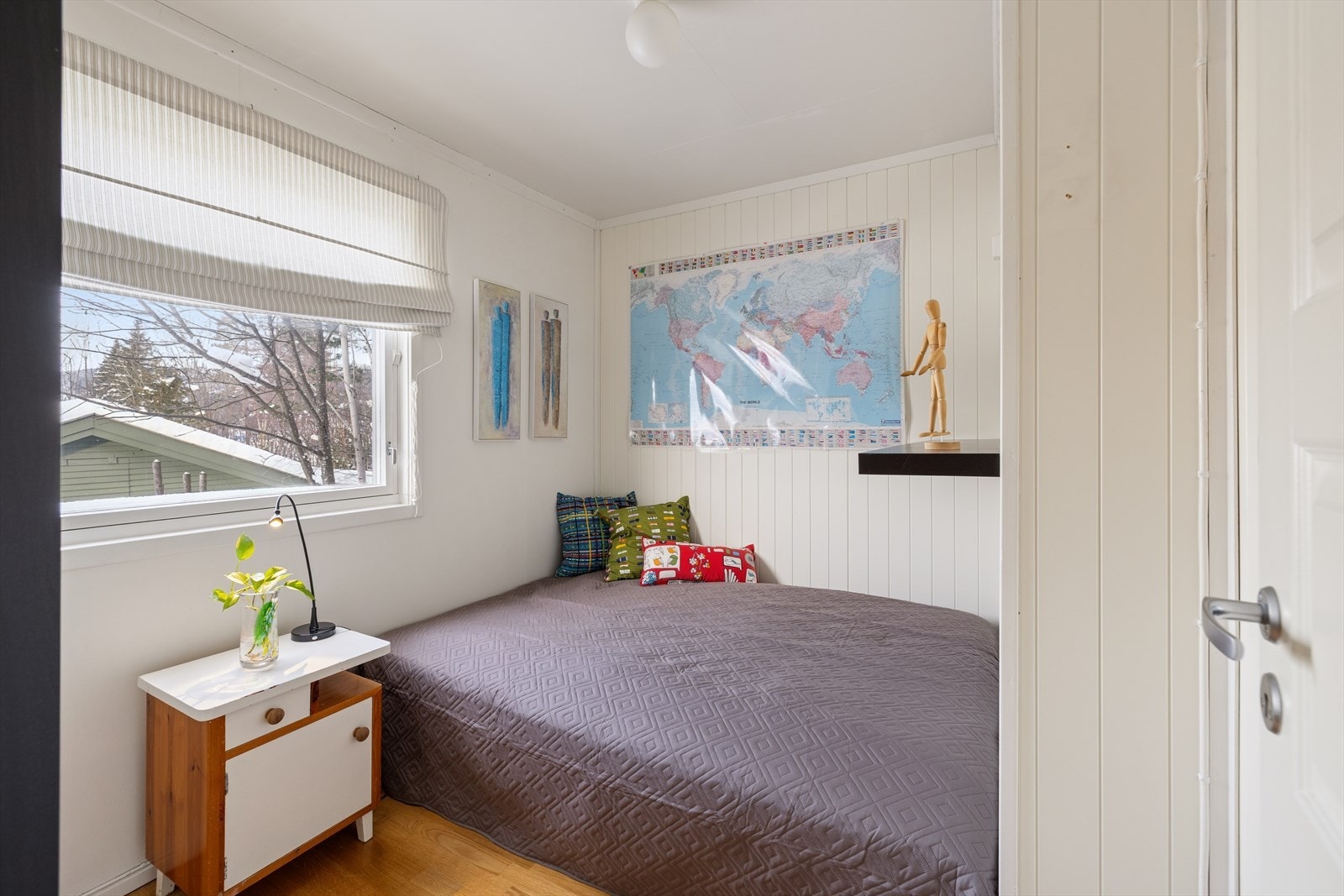 Soverommene kan enkelt tilpasses ulike behov, enten du ønsker kontor, gjesterom eller barnerom, gir planløsningen stor fleksibilitet. Galleribilde