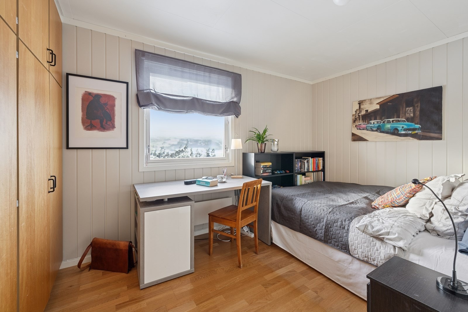 Boligen har fire soverom. Soverommene har plass til seng, nattbord og annet ønskelig møblement. Galleribilde