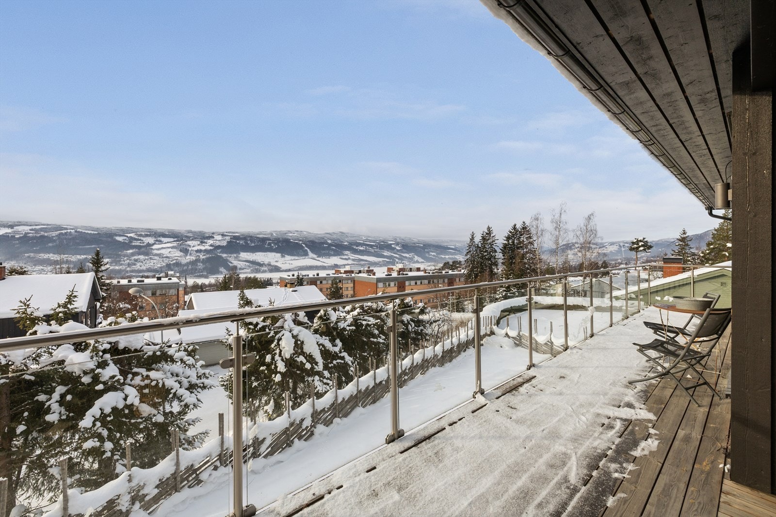 Solrik veranda på 28 kvm, perfekt for rolige morgenstunder og avslappende kvelder med utsikt mot Lågendeltaet. Galleribilde