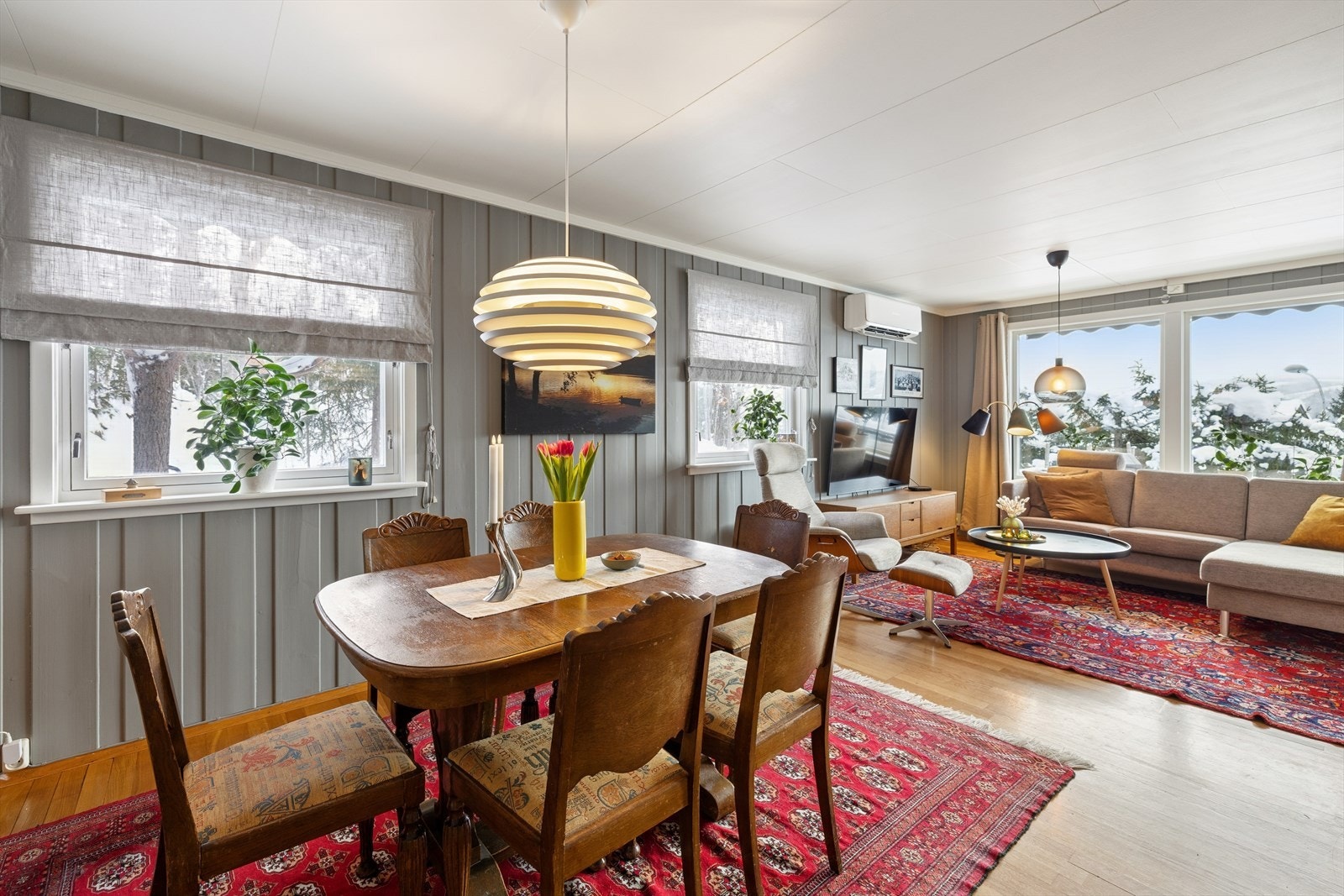 Store vindusflater slipper inn rikelig med naturlig lys og skaper en lys og luftig romfølelse Galleribilde