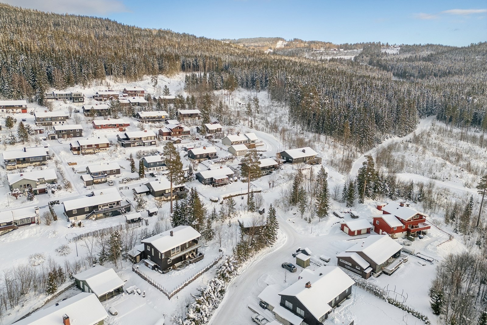 Her bor du med gangavstand til "alle" fasiliteter, som skoler, bussholdeplass, dagligvarebutikk, turterreng samt kultur- og servicetilbud. Galleribilde