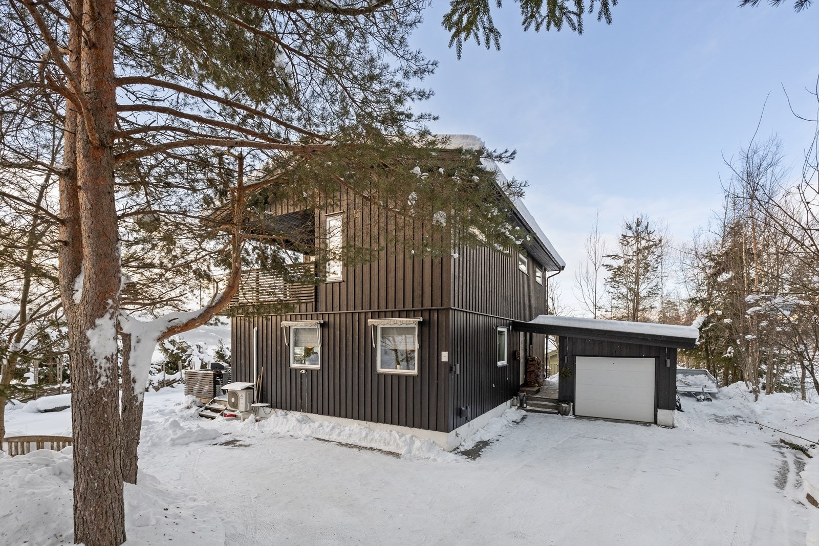 Det er også en enkelgarasje rett utenfor døren. Galleribilde