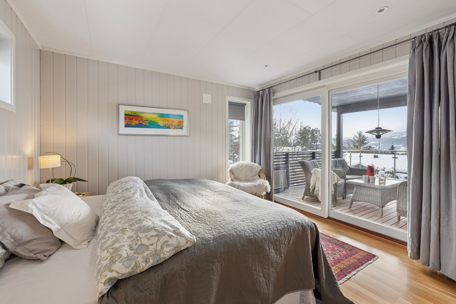 Fra hovedsoverommet er det direkte utgang til veranda på 28 kvm. Galleribilde