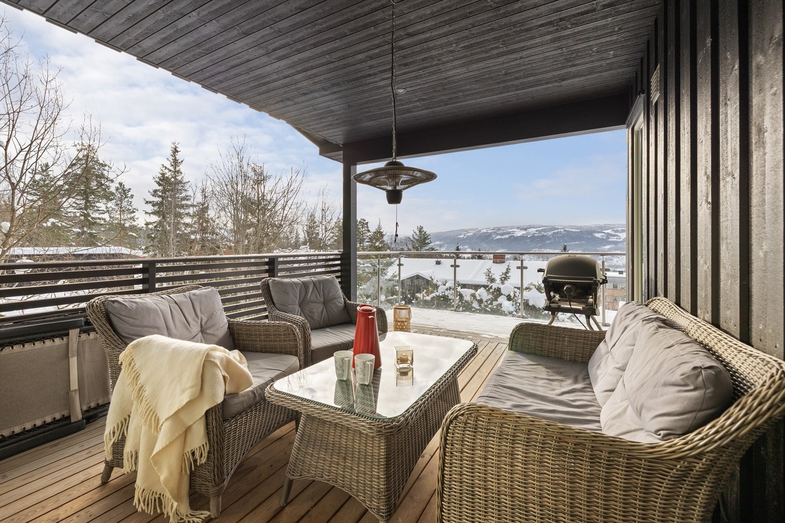 Skjermet og overbygget del av verandaen i 2.etasje. Galleribilde