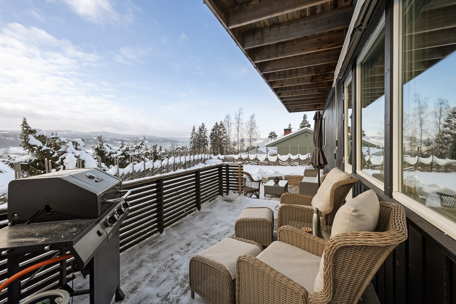 Boligen byr på både terrasse og veranda, begge med flotte solforhold gjennom dagen. Galleribilde