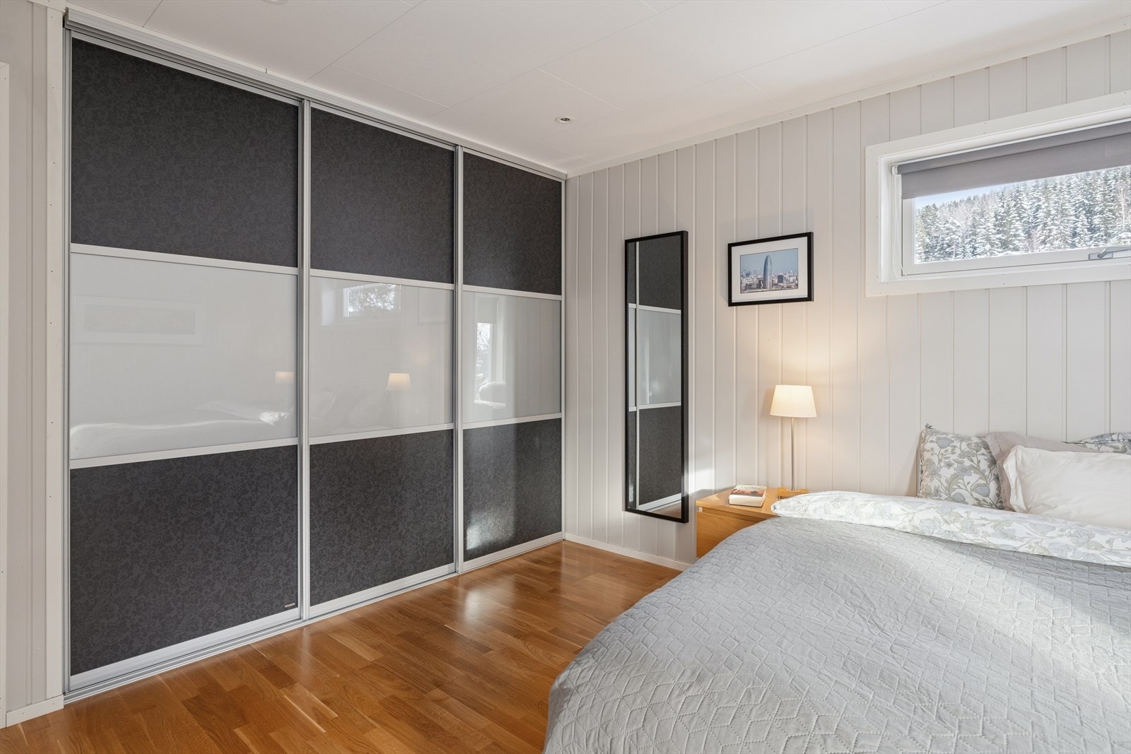 Hovedsoverommet er utstyrt med praktisk skyvedørsgarderobe. Galleribilde