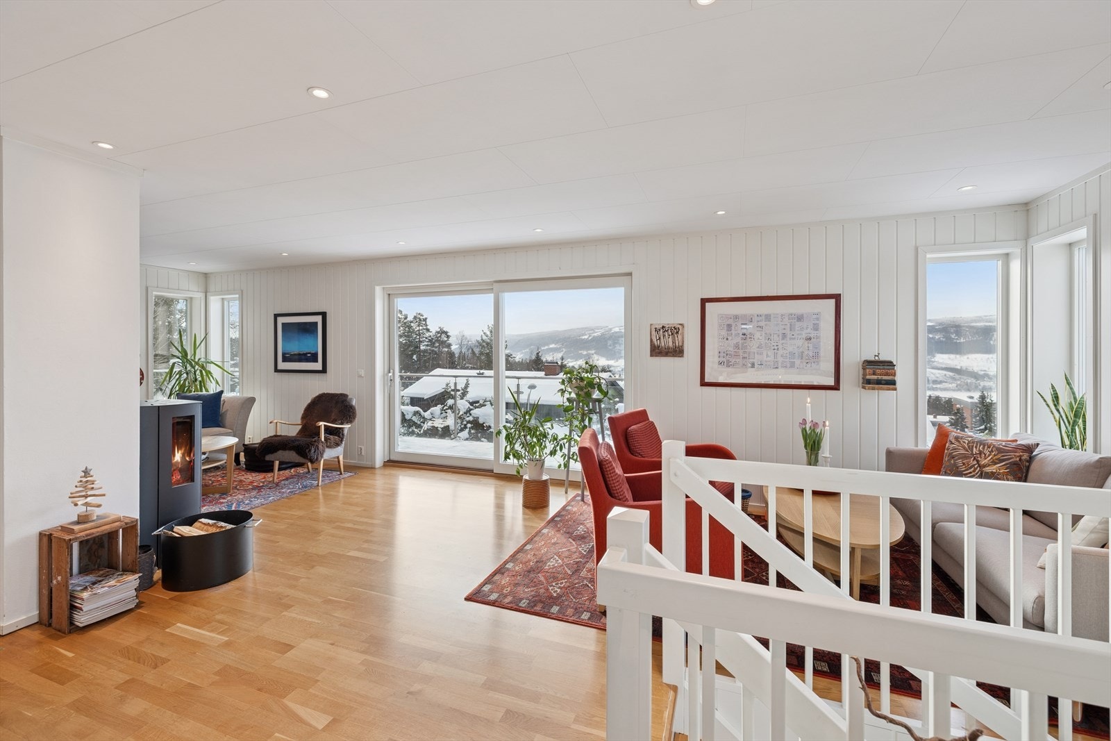 Lys og trivelig stue i boligens 2. etasje som er perfekt som ungdomsavdeling, TV-stue eller et ekstra sosialt rom. Galleribilde