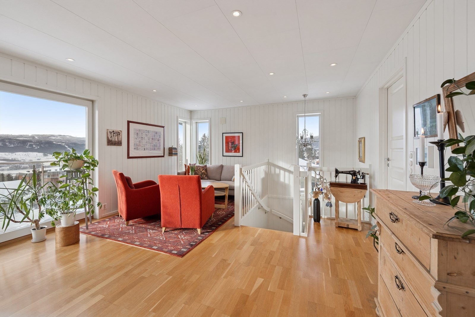 Stuen er et fleksibelt oppholdsrom i boligens øverste etasje. Galleribilde