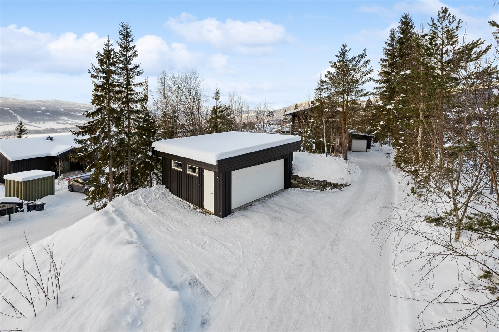 Eiendommen har en nyere, frittstående dobbelgarasje fra 2021. Galleribilde