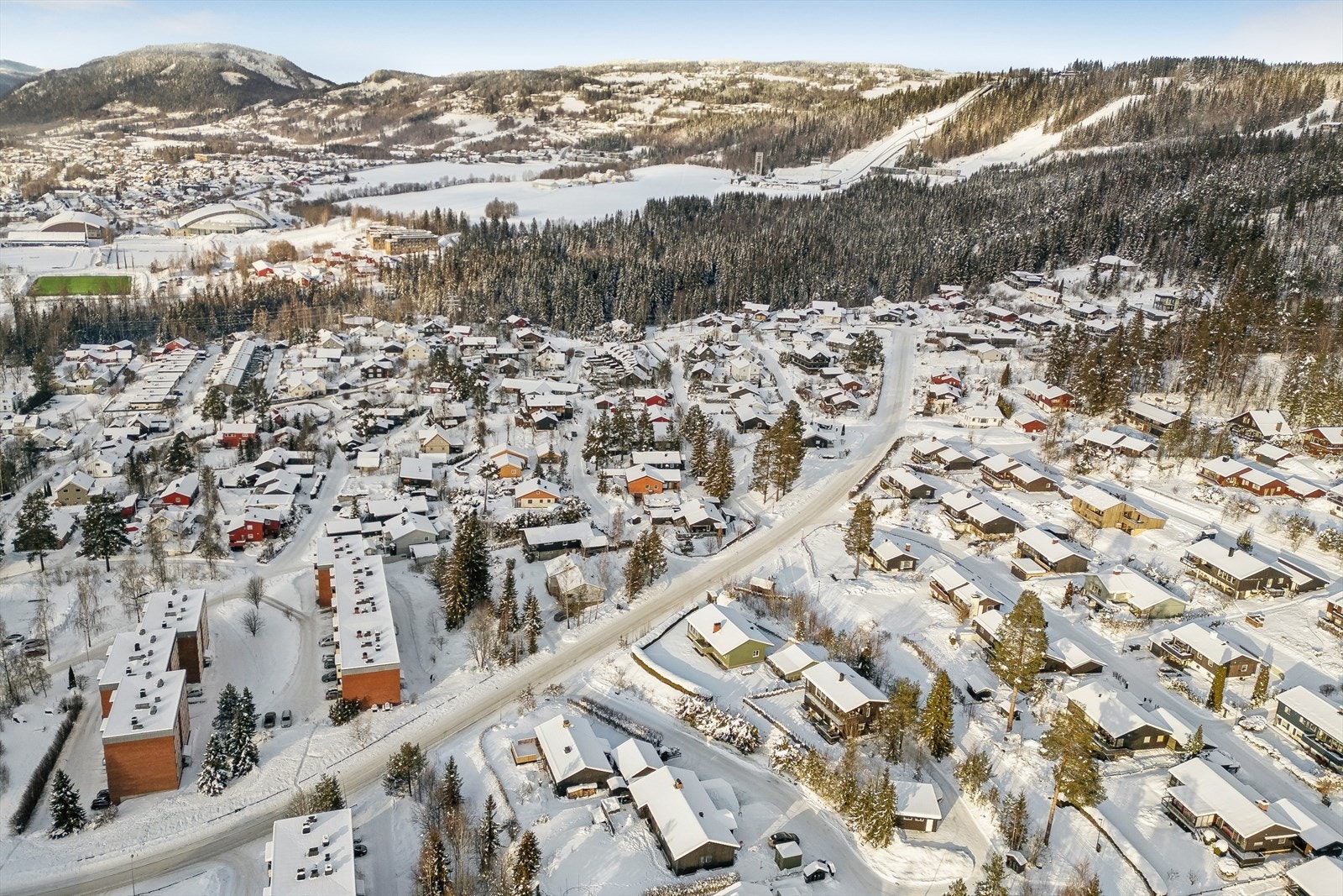 Eiendommen har umiddelbar nærhet til flotte tur- og rekreasjonsområder, med "tverrløypa"/lysløype som kan skilte med gang- og sykkelvei om sommeren, og flotte skiløyper på vinterstid. Galleribilde