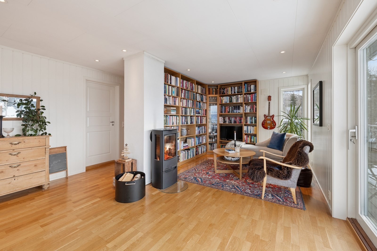 Her er det også en moderne peisovn som varmer godt på kjølige dager. Galleribilde