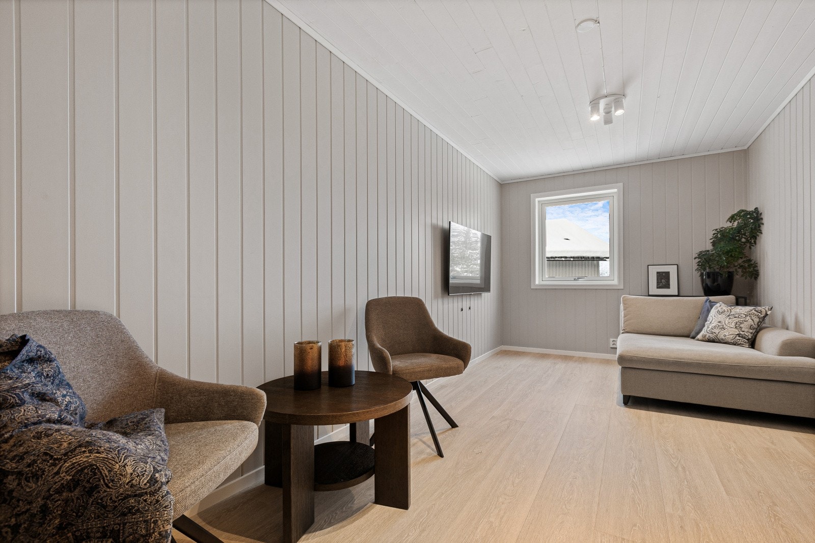 Dette er blant de sist oppgraderte rommene i boligen. Rommet er bruksendret og godkjent som soverom. Rommet egner seg også svært godt som en ekstra stue eller oppholdsrom, og er oppgradert med nye, større vinduer som gir godt lysinnslipp. Galleribilde